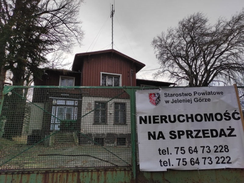 W dawnej komendzie miało powstać przedszkole. Ale budynek trafił na sprzedaż  - fot. Piotr Słowiński