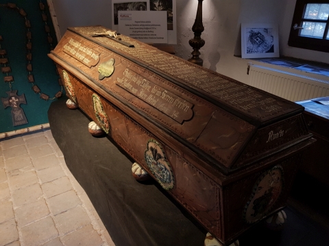 Sarkofag Jana Henryka I von Hochberg powrócił do krypty w Świebodzicach - 1