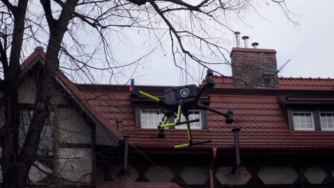 Jelenia Góra: Specjalny dron sprawdzi skład chemiczny dymu z kominów  - 0
