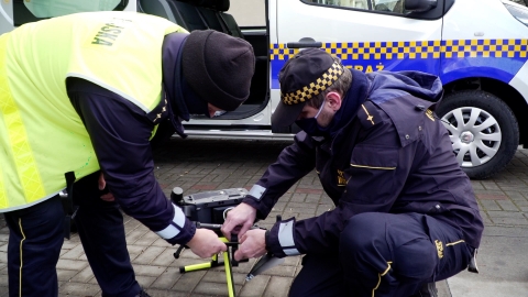 Jelenia Góra: Specjalny dron sprawdzi skład chemiczny dymu z kominów  - 1