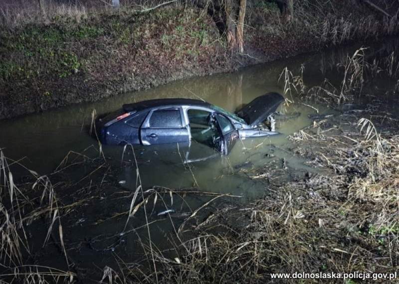 Świąteczna noc z finałem w rzece. Kierowca miał ponad 2,4 promila - fot. Policja