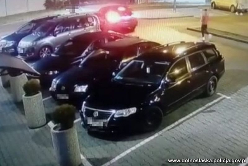 Ukradli drogie auto z parkingu przed supermarketem. Po pościgu zatrzymała ich policja - fot. dolnośląska policja