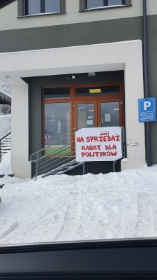 "Na sprzedaż". Symboliczny protest przedsiębiorców w Zieleńcu - 1