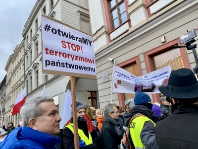 Lekarka zaprzeczająca istnieniu pandemii stanęła przed sądem. Pikietowało kilkadziesiąt os&oacute;b