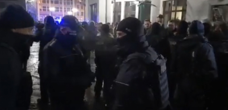 Wrocław: Nieprzytomny mężczyzna przed klubem. Wcześniej miał być przyduszany przez policjantów. Jest oświadczenie komendy - fot. zdjęcie z filmu