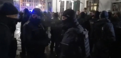 Wrocław: Nieprzytomny mężczyzna przed klubem. Wcześniej miał być przyduszany przez policjantów. Jest oświadczenie komendy