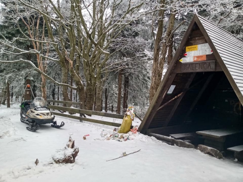 Góry śmieci w Górach Sowich [FOTO] - fot. Schronisko PTTK Zygmuntówka