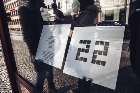 Niegdyś budka telefoniczna, dziś prawdopodobnie najmniejsza galeria świata [ZOBACZ] - 4