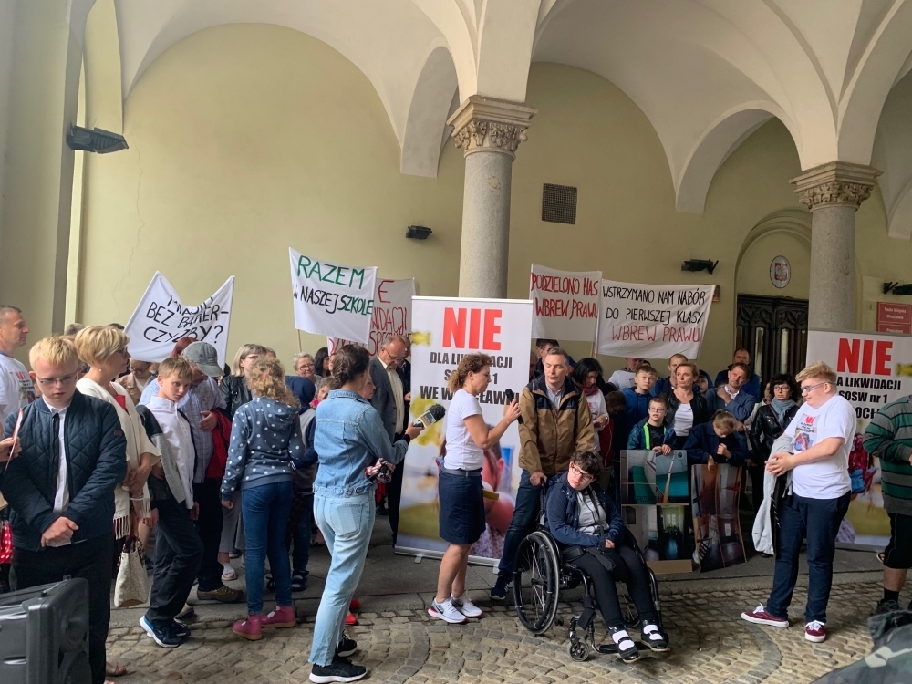 Radni ponownie zagłosują w sprawie likwidacji szkoły specjalnej przy ul. Lutra - wrzesień 2019 - protest rodziców przed UM; fot. archiwum