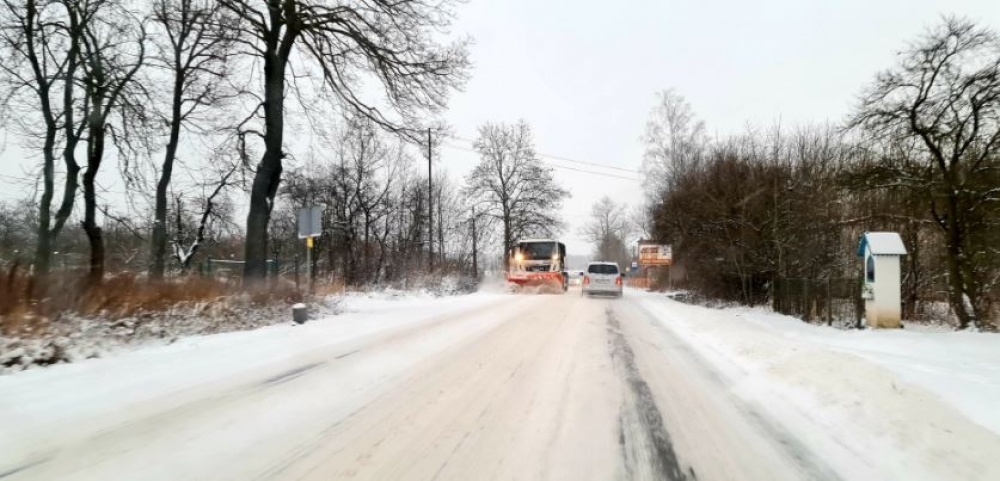 Atak zimy na Dolnym Śląsku. Wypadki na A4, we Wrocławiu przestoje tramwajów - Droga nr 386 Kłodzko - Nowa Ruda; fot. Jarosław Wrona