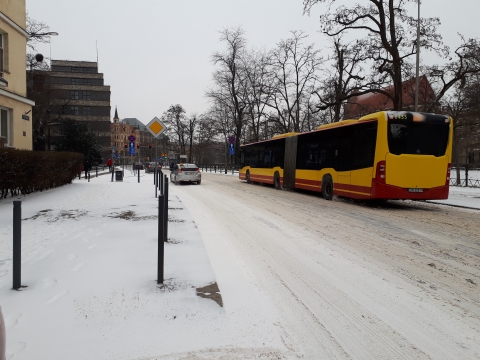 Atak zimy na Dolnym Śląsku. Wypadki na A4, we Wrocławiu przestoje tramwajów - 1