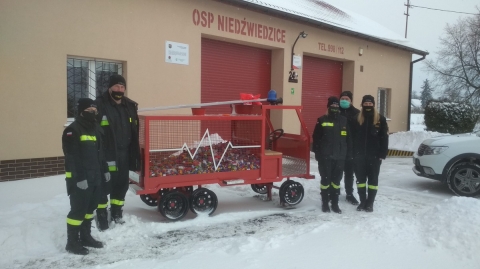 Miniaturowy wóz strażacki na ratunek dzieciom - 1