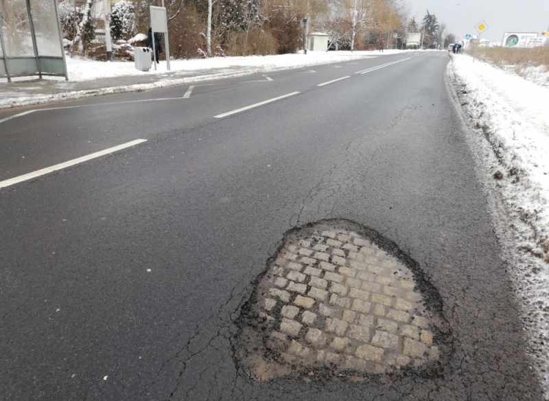 Śnieg powoli topnieje i odsłania dziury na wrocławskich ulicach - fot. Beata Makowska