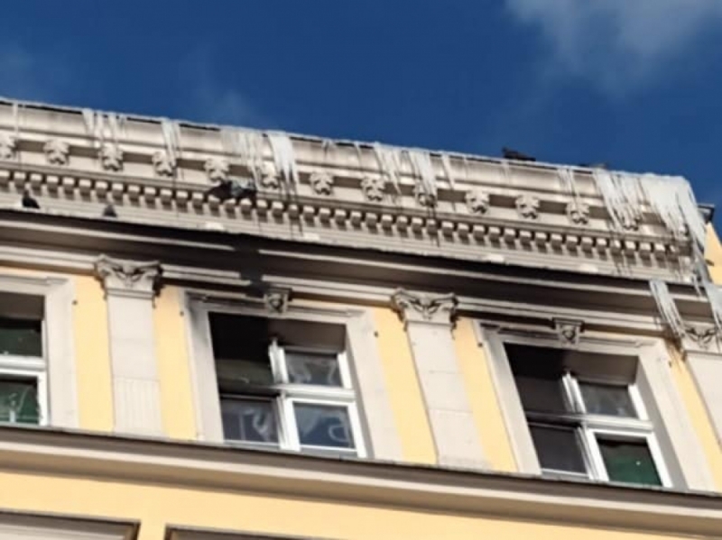 Uwaga na spadające sople. Przechodniom grozi kontuzja, zarządcom - mandat - fot. SM