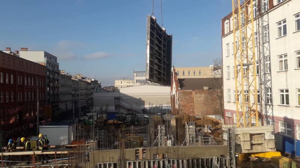 Na tę inwestycję społeczność szkolna czekała od lat. Przy XIII LO powstaje blok sportowy - fot. Facebook/Jacek Sutryk