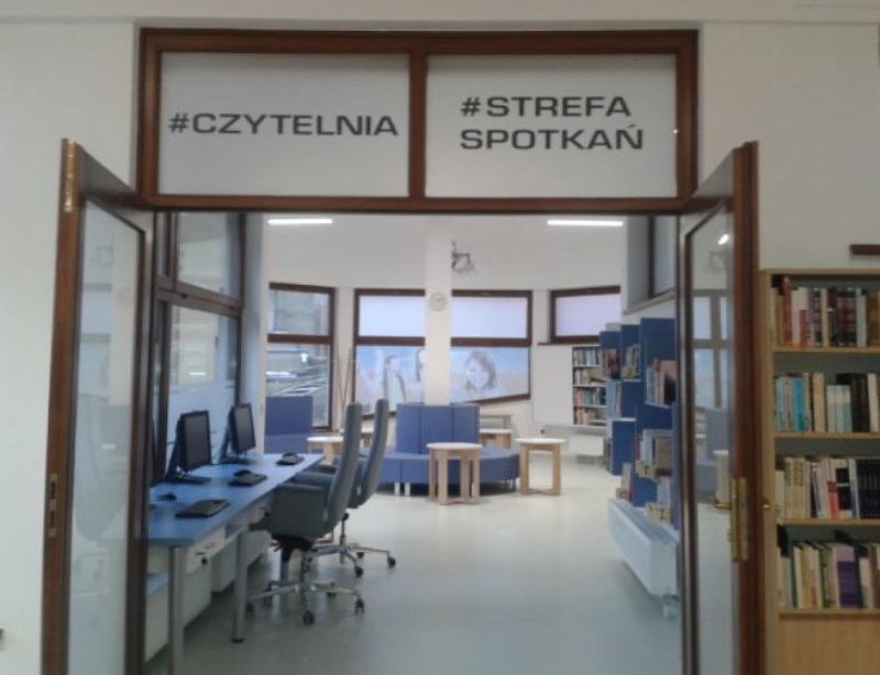 Czterysta wypożyczeń w ciągu dwóch godzin. Mieszkańcy Jedliny znów mogą korzystać z biblioteki - fot. Barbara Szeligowska
