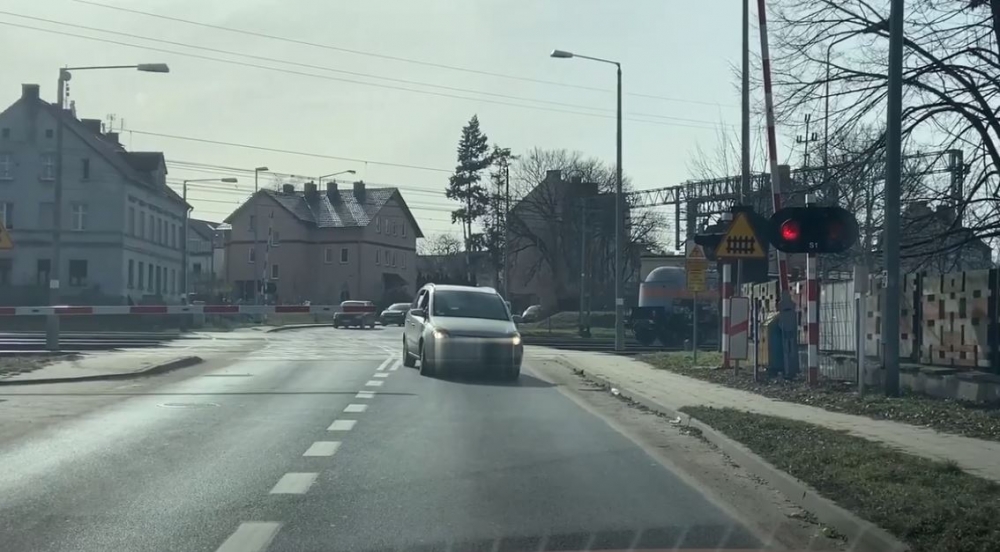 Bolesławiec: Piesi i kierowcy za nic mieli opuszczony szlaban kolejowy [ZOBACZ] - fot. YouTube istotne.pl