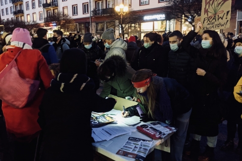 Strajk Kobiet we Wrocławiu: Gaz łzawiący i zatrzymania przez policję - 3