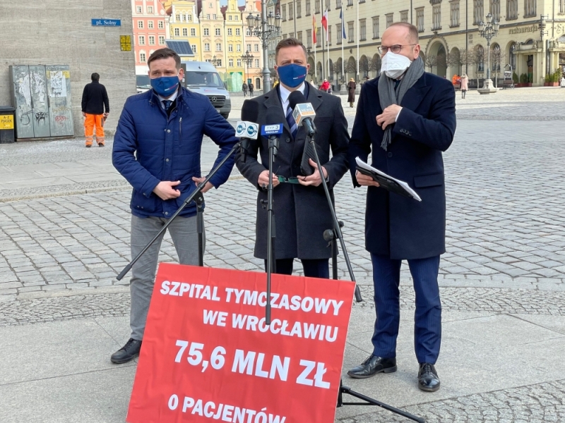 Politycy Koalicji Obywatelskiej z kontrolą poselską we wrocławskim szpitalu tymczasowym - fot. RW