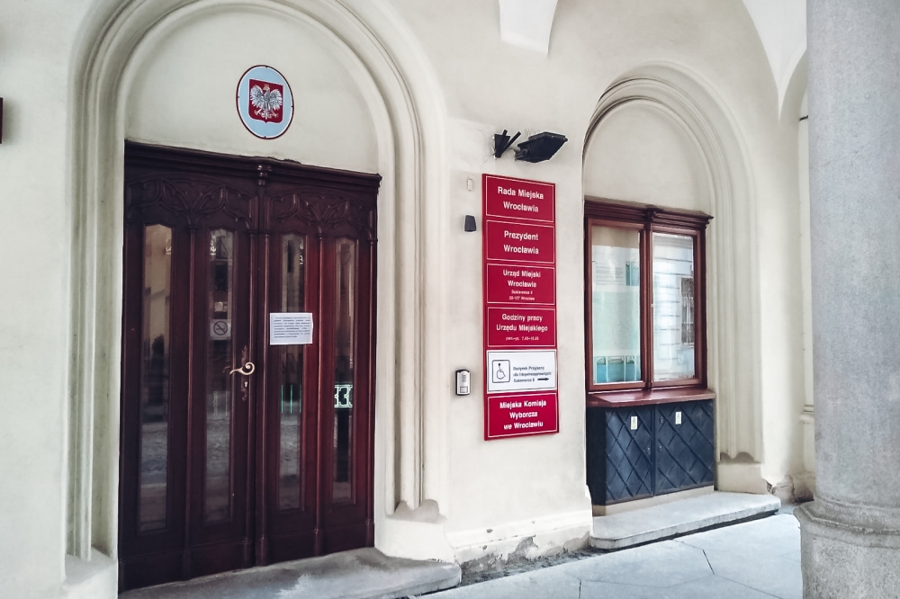 Różowe skrzyneczki w magistracie. A w nich środki higieny osobistej - fot. Patrycja Dzwonkowska