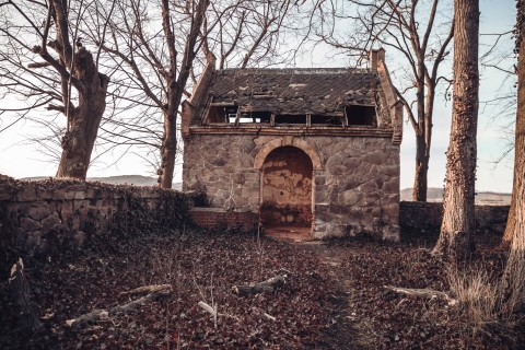 Ukryta na wzgórzu neogotycka kaplica i kostnica [FOTOSPACER] - 0