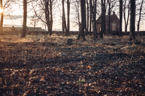 Ukryta na wzgórzu neogotycka kaplica i kostnica [FOTOSPACER] - 9