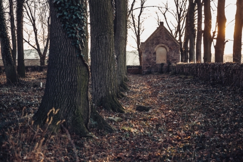 Ukryta na wzgórzu neogotycka kaplica i kostnica [FOTOSPACER] - 11