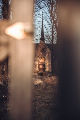 Ukryta na wzgórzu neogotycka kaplica i kostnica [FOTOSPACER] - 18