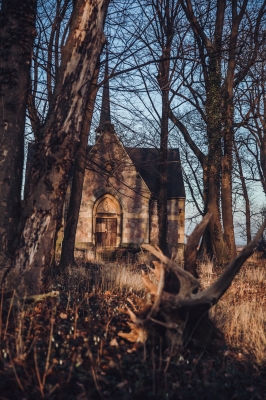 Ukryta na wzgórzu neogotycka kaplica i kostnica [FOTOSPACER] - 1