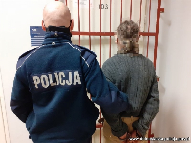 Policjanci z Nowogrodźca zatrzymali mężczyznę podejrzanego o usiłowanie zabójstwa - fot. dolnośląska policja