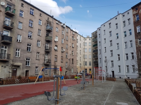 Kolejna perełka na wrocławskim Ołbinie. Po remoncie plac zabaw, parking i nowa zieleń - 0