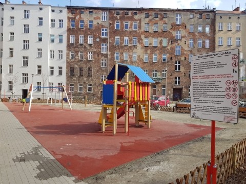 Kolejna perełka na wrocławskim Ołbinie. Po remoncie plac zabaw, parking i nowa zieleń - 1