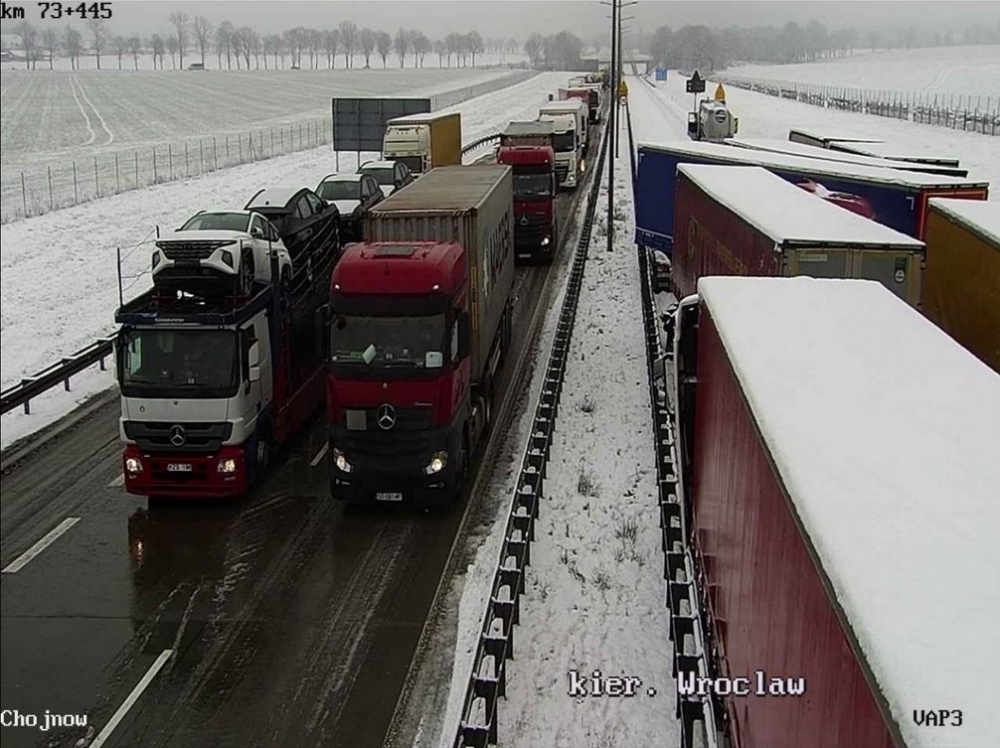 Od rana problemy po wypadku na A4. Teraz pada jeszcze śnieg [AKTUALIZUJEMY] - fot. GDDKiA/OSP w Brochocinie