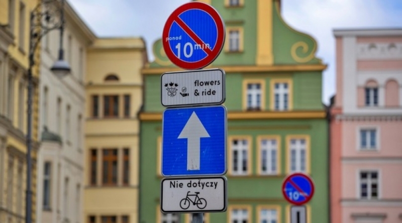 Zostawisz auto, biegniesz po kwiaty. Nowe znaki na pl. Solnym we Wrocławiu - fot. wroclaw.pl