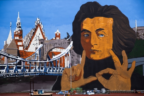 Grzywa Mickiewicza, ratusz i dawny budynek szkoły. W III LO powstaje "oddychający" mural - 0