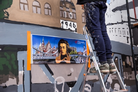Grzywa Mickiewicza, ratusz i dawny budynek szkoły. W III LO powstaje "oddychający" mural - 2