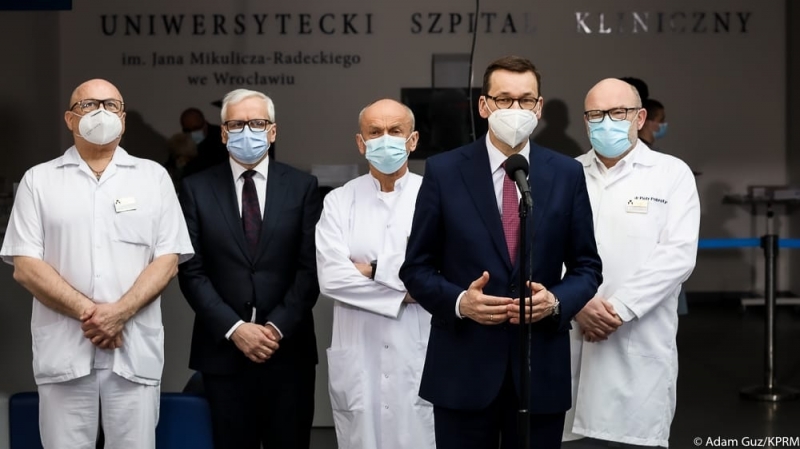 Premier we Wrocławiu: W ciągu najbliższych tygodni trafi do nas 7 milionów szczepionek - fot. KPRM