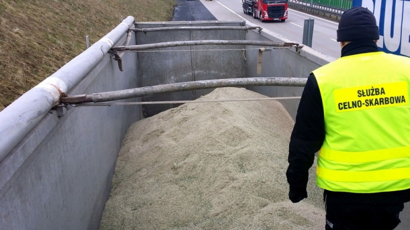 Dwa nielegalne transporty na A4. W sumie do polski wwieziono 38 ton odpadów - fot. KAS
