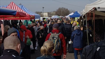 Tutaj lockdownu nie widać. Kilka tysięcy os&oacute;b na giełdzie w Lubinie [ZOBACZ]