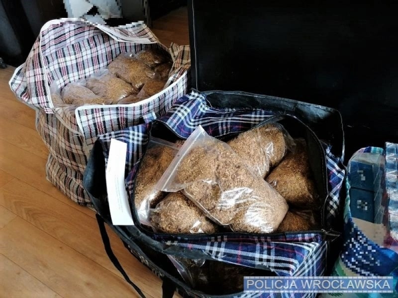Policja przejęła 45 kg tytoniu i 16 tys. papierosów - fot. Policja Wrocław