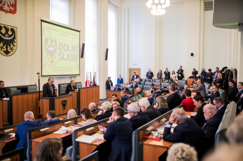 Sesja sejmiku wisi na włosku? Radni zapowiadają, że się nie pojawią - fot. UMWD