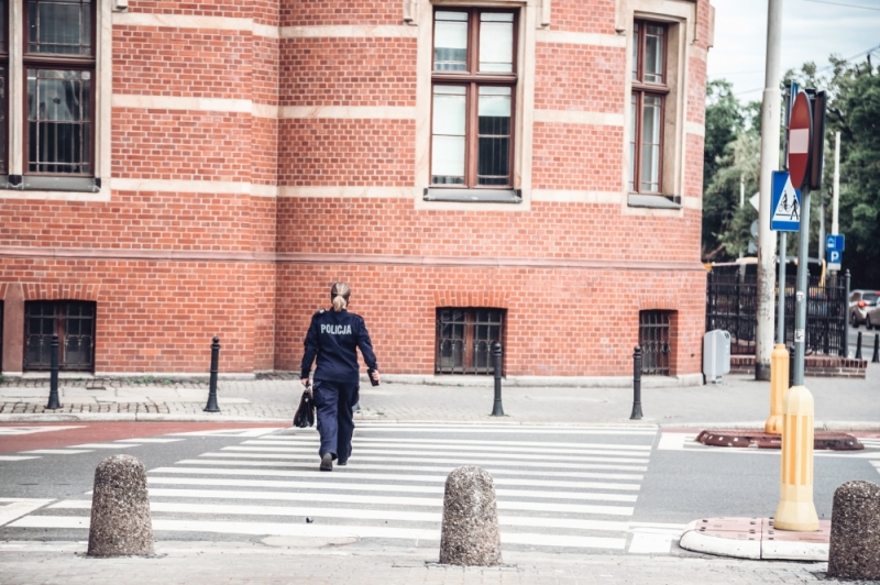 We Wrocławiu policjanci prowadzą wzmożone kontrole m.in. w parkach i na bulwarach - fot. Patrycja Dzwonkowska