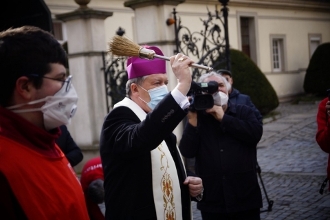 Wrocław: 700 paczek z żywnością trafiło w Wielką Sobotę do najbardziej potrzebujących - 4