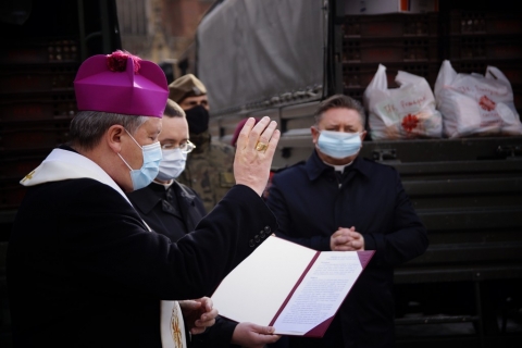 Wrocław: 700 paczek z żywnością trafiło w Wielką Sobotę do najbardziej potrzebujących - 7