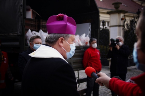 Wrocław: 700 paczek z żywnością trafiło w Wielką Sobotę do najbardziej potrzebujących - 8
