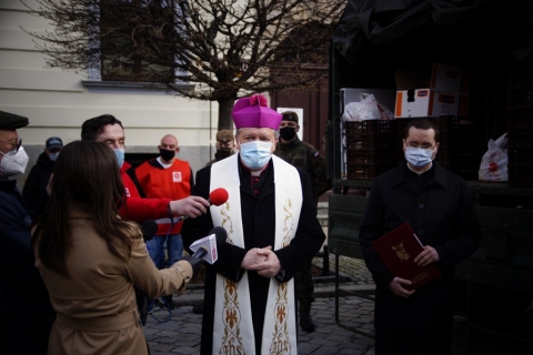 Wrocław: 700 paczek z żywnością trafiło w Wielką Sobotę do najbardziej potrzebujących - 10