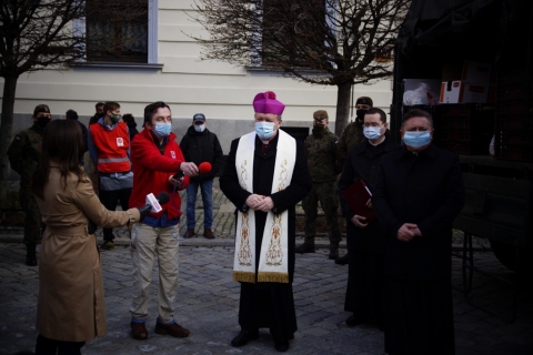 Wrocław: 700 paczek z żywnością trafiło w Wielką Sobotę do najbardziej potrzebujących - 11