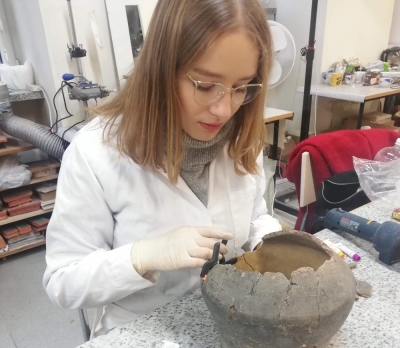 Studenci restaurują ceramikę ze zbiorów legnickiego Muzeum Miedzi