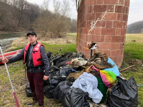 Lodówki, krzesła i setki opon. Nysa Kłodzka tonie w śmieciach - 2