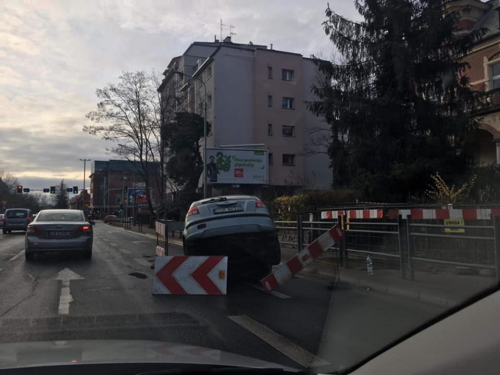 Wypadek na Hallera. Auto wylądowało w wykopie [FOTO] - fot. Słuchacz